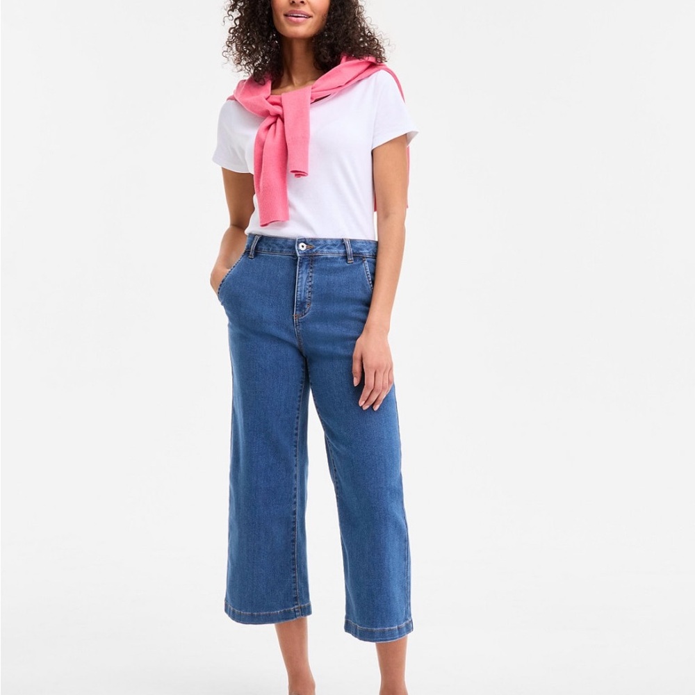 Women's high wasted cropped jeans.